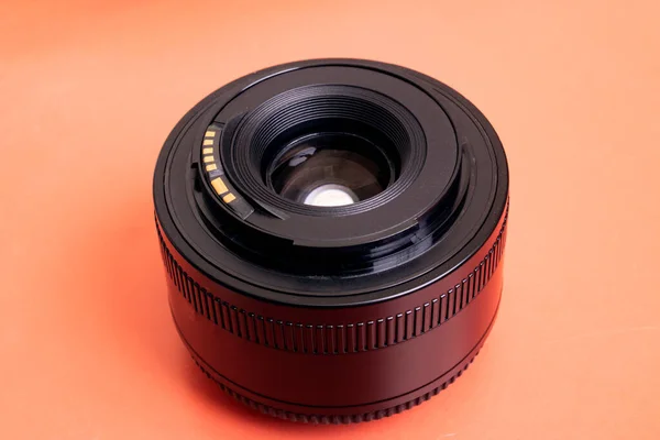 Camera Lens Een Rode Achtergrond Close — Stockfoto