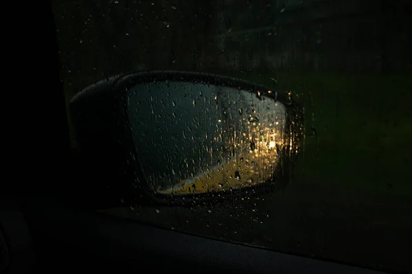 Espelho Lateral Carro Com Reflexo Farol Chuva Perto — Fotografia de Stock