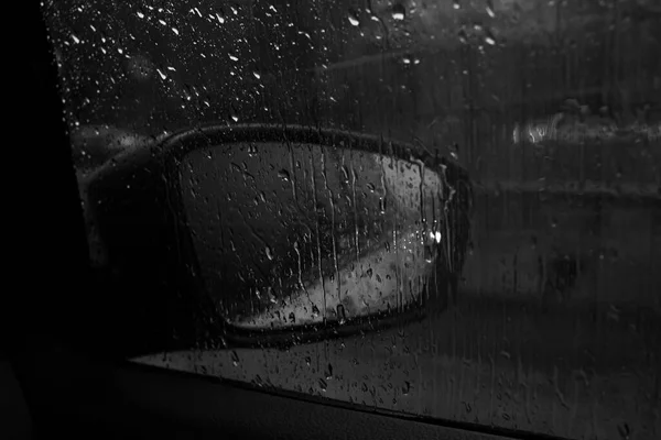 Specchio Lato Auto Con Riflesso Faro Pioggia Bianco Nero — Foto Stock