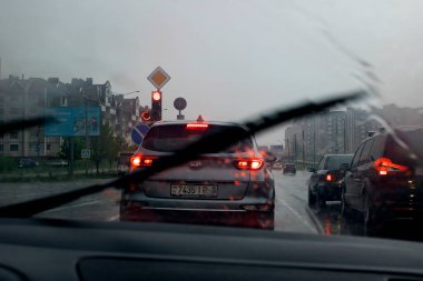 BELARUS, NOVOPOLOTSK - 19 MAYIS, 2021: Yağmurda araba penceresinden şehrin yolundaki görüntüler