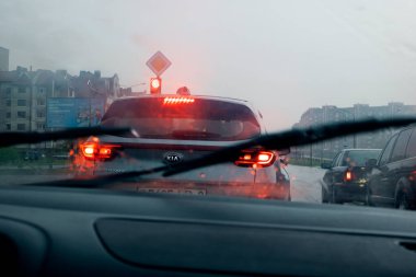 BELARUS, NOVOPOLOTSK - 19 MAYIS, 2021: Yağmurda araba penceresinden şehrin yolundaki görüntüler