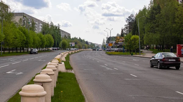 Belarus Novopolotsk 2021年5月20日 夏と曇りの空の街の大きな道路 — ストック写真