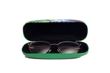 Beyaz arkaplanda izole edilmiş gözlüklü dosya kapat