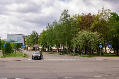 NOVOPOLOTSK, BELARUS - 21 Mayıs 2021: Yazın şehirde büyük yollar ve bulutlu gökyüzü