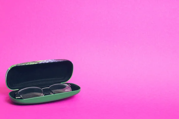 Estuche Con Gafas Sobre Fondo Rosa Cerca —  Fotos de Stock