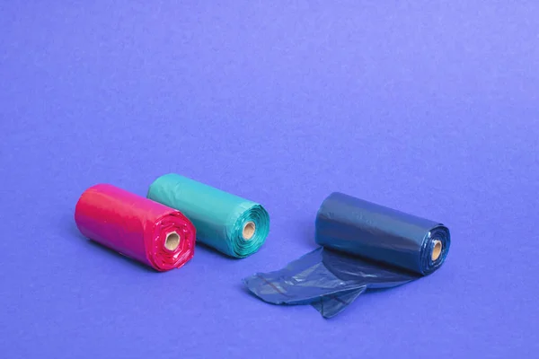 Rollos Multicolores Bolsas Plástico Sobre Fondo Azul Cerca —  Fotos de Stock