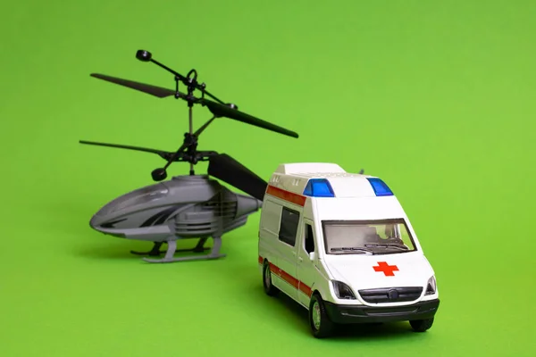 Zabawka Ambulans Helikopter Zielonym Tle Zbliżenie — Zdjęcie stockowe