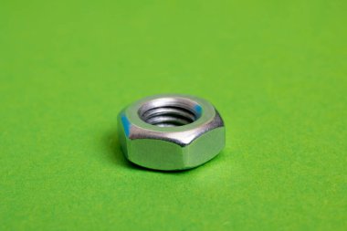 Yeşil arka planda metal ceviz. Yakın plan.