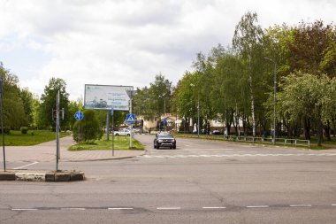 NOVOPOLOTSK, BELARUS - 21 Mayıs 2021: Yazın şehirde büyük yollar ve bulutlu gökyüzü