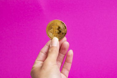 Pembe arka planda paralar var. Yakın plan.