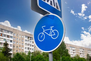 Gökyüzü arka planında bisiklet yolu için yol işareti kapat