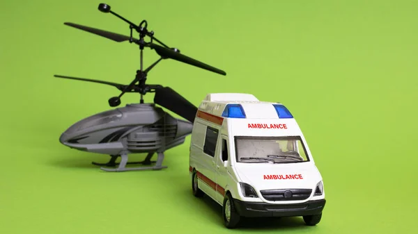 Zabawka Ambulans Helikopter Zielonym Tle Zbliżenie — Zdjęcie stockowe