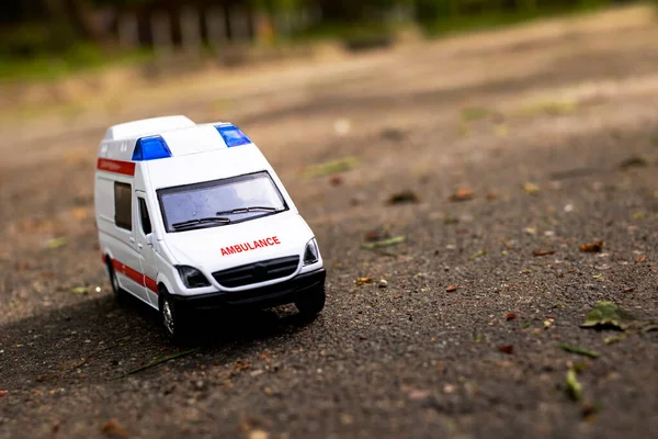 Ambulance Auto Asfaltu Mezi Stromy Kopírovat Prostor — Stock fotografie