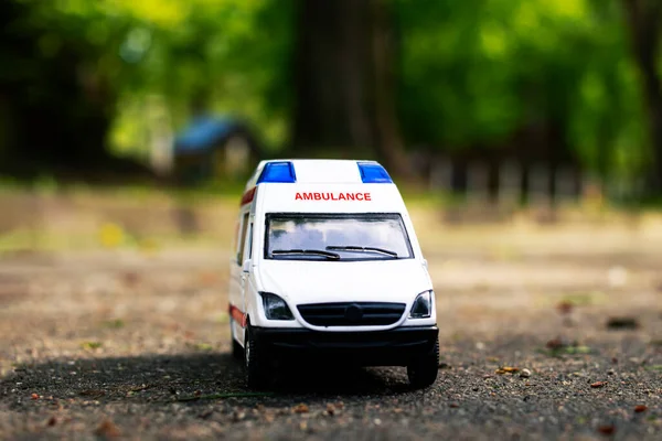 Ambulans Asfalcie Wśród Drzew — Zdjęcie stockowe