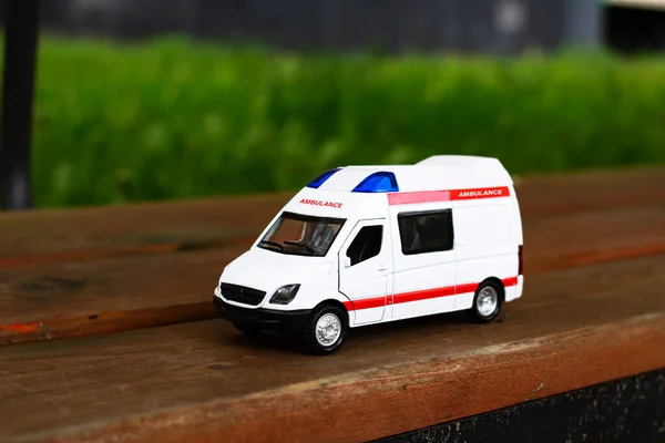 Ambulans Asfalcie Wśród Drzew — Zdjęcie stockowe