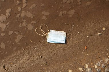 Suda çamurda kullanılan maske. Yaklaş.