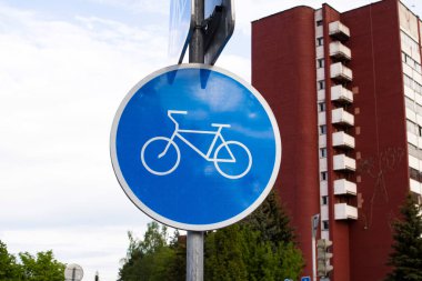 Gökyüzü arka planında bisiklet yolu için yol işareti kapat