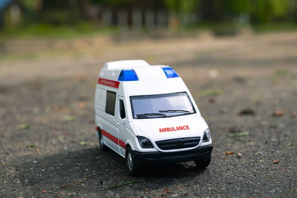 Ambulancia Coche Asfalto Entre Los Árboles Cerca —  Fotos de Stock