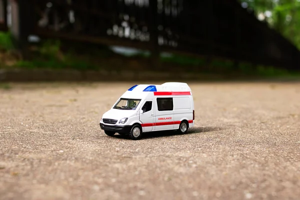 Ambulans Asfalcie Wśród Drzew — Zdjęcie stockowe