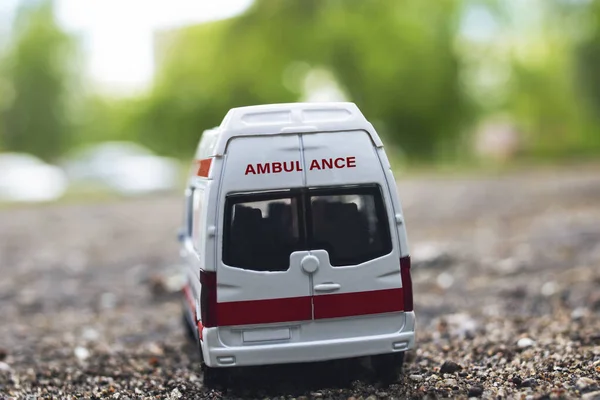 Auto Ambulanza Sull Asfalto Tra Gli Alberi Vicino — Foto Stock