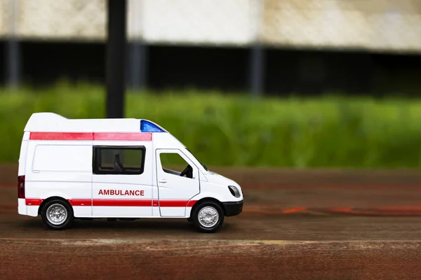 Ambulancia Coche Asfalto Entre Los Árboles Espacio Copia —  Fotos de Stock