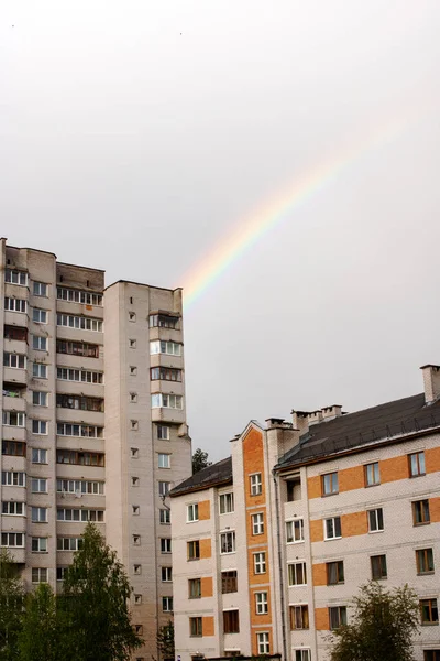 Szivárvány Szürke Égen Háztetők Felett Közeledik — Stock Fotó