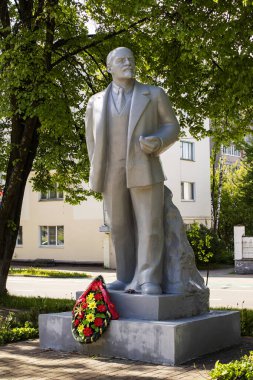 BELARUS, POLOTSK - 25 Mayıs 2021: Yazın ağaçların arasında Lenin Anıtı