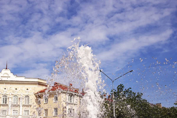 Splashing Fonte Fundo Cidade Perto — Fotografia de Stock