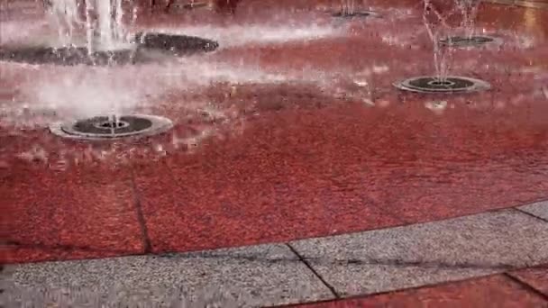 Fontana Spruzzi Piastrelle Rosse Vicino — Video Stock