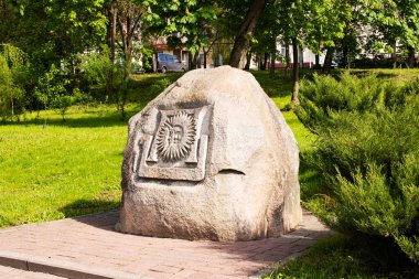 Güneşin eski Slav sembolü olan taş yaklaş.