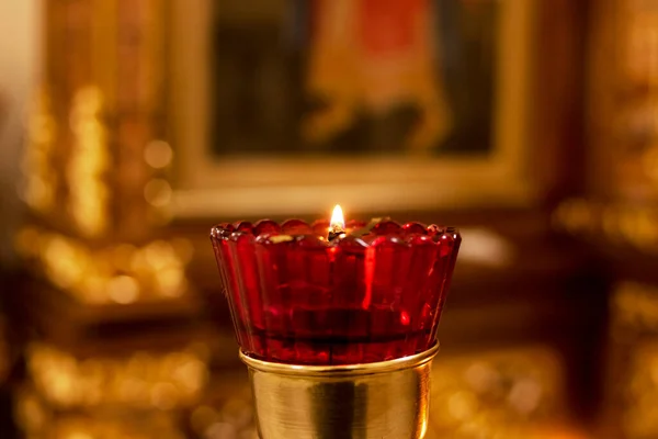 Une Bougie Sur Stand Dans Une Église Close — Photo