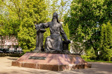 BELARUS, POLOTSK - 25 Mayıs 2021: Parktaki Simeon Polotskiy Anıtı