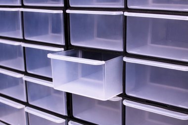 Bozuk para kutusundaki plastik hücreleri kapatın.