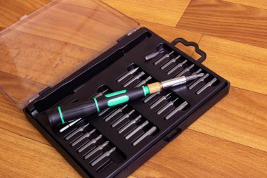 Tornavida ve bitlerle ahşap masaya yakın çekim yap.