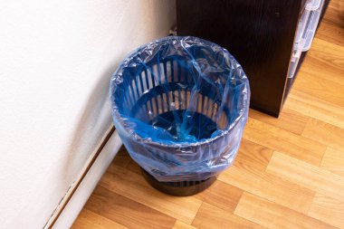 Ofisteki masanın altındaki çöp kovası.