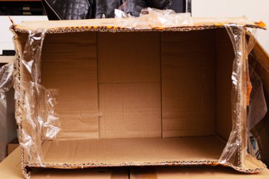 Boş eski bir karton kutu. Odaya yakın.