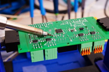 Yeşil bir PCB 'de lehimleme işlemi kapat