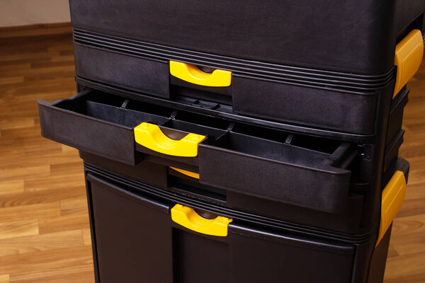 Металлический замок на коробке с инструментами