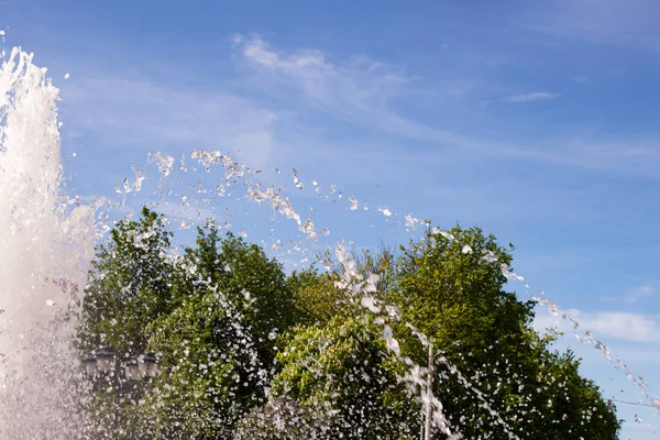 Fuente Salpicando Fondo Ciudad Cerca — Foto de Stock