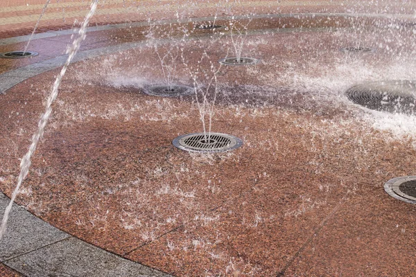 Fontaine Éclaboussante Sur Fond Tuile Rouge Gros Plan — Photo