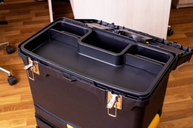 Açık araç kutusunun üzerindeki metal kilit kapat