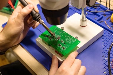 Yeşil bir PCB 'de lehimleme işlemi kapat