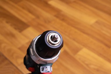 Tahta arka planda kırmızı tornavida. Yakın plan.