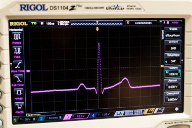 BELARUS, NOVOPOLOTSK - 30 MAYIS, 2021: Rigol osiloskopunun grafikleri