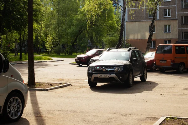 Belarus Novopolotsk Maj 2021 Różne Samochody Parkingu Pobliżu — Zdjęcie stockowe