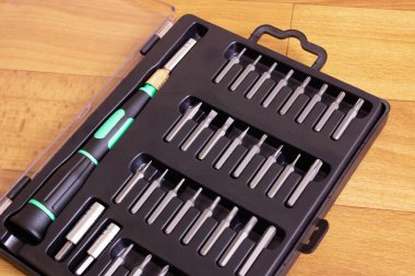 Tornavida ve bitlerle ahşap masaya yakın çekim yap.