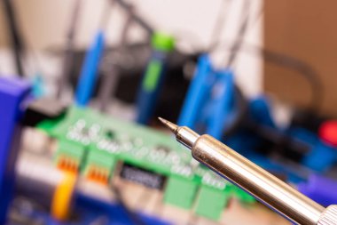 Yeşil bir PCB 'de lehimleme işlemi kapat