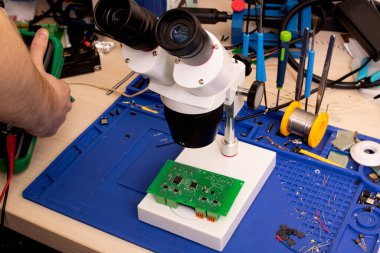 Yeşil bir PCB 'de lehimleme işlemi kapat