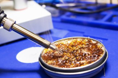 Sıcak lehimleme demiri ve sarı reçineyi kapatın.