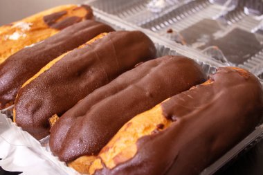 Plastik kutuda çikolatalı muhallebi kekleri.